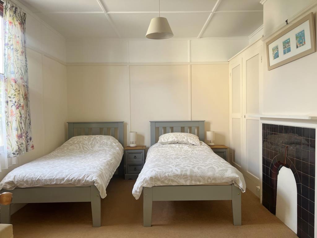 Lot: 108 - DETACHED CHALET STYLE BUNGALOW ON GOOD SIZE PLOT - Twin bedroom